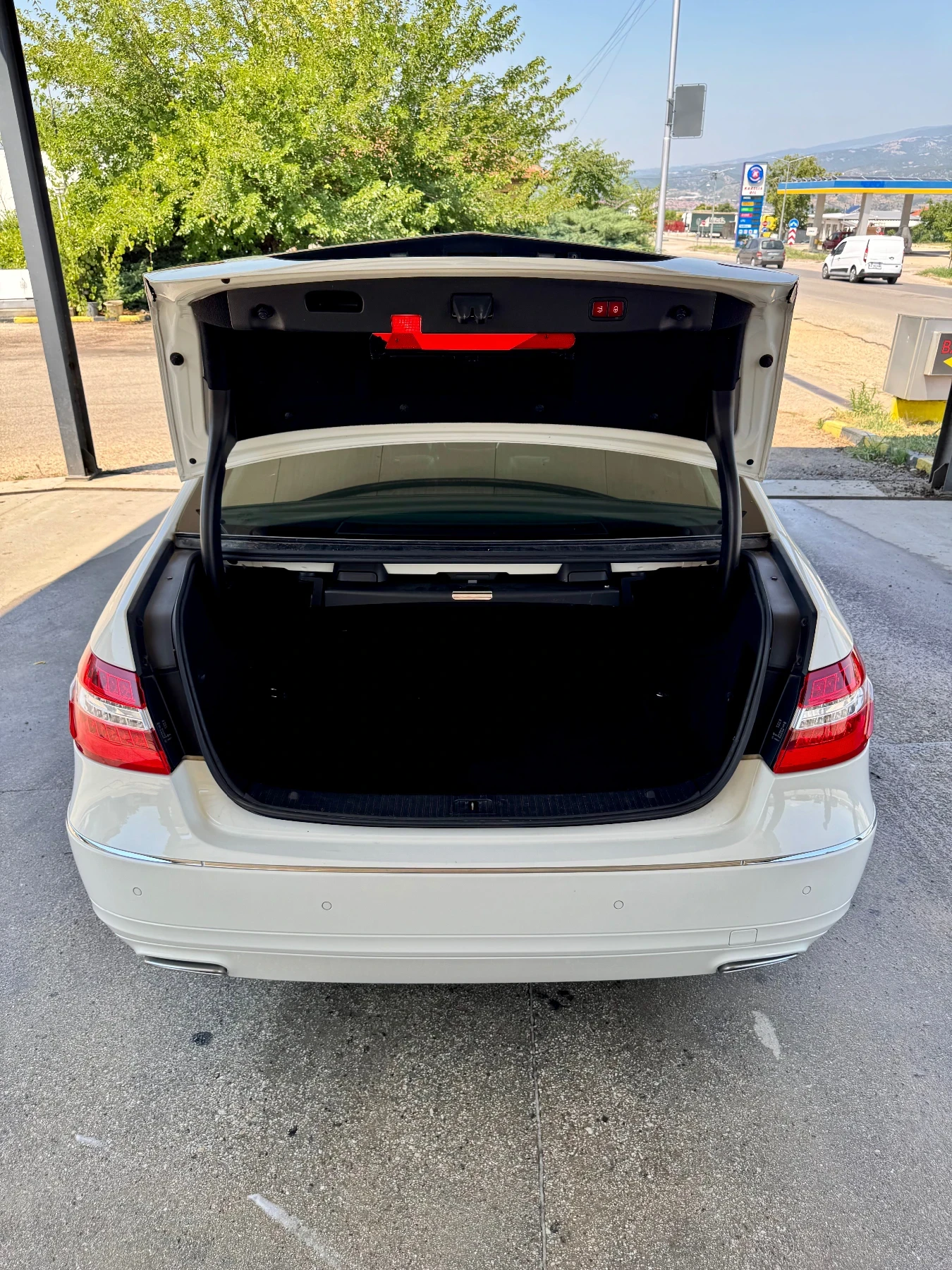 Mercedes-Benz E 500 Подгрев Обдухване Дистроник Масажи - FULL, снимка 17 - Автомобили и джипове - 55042143