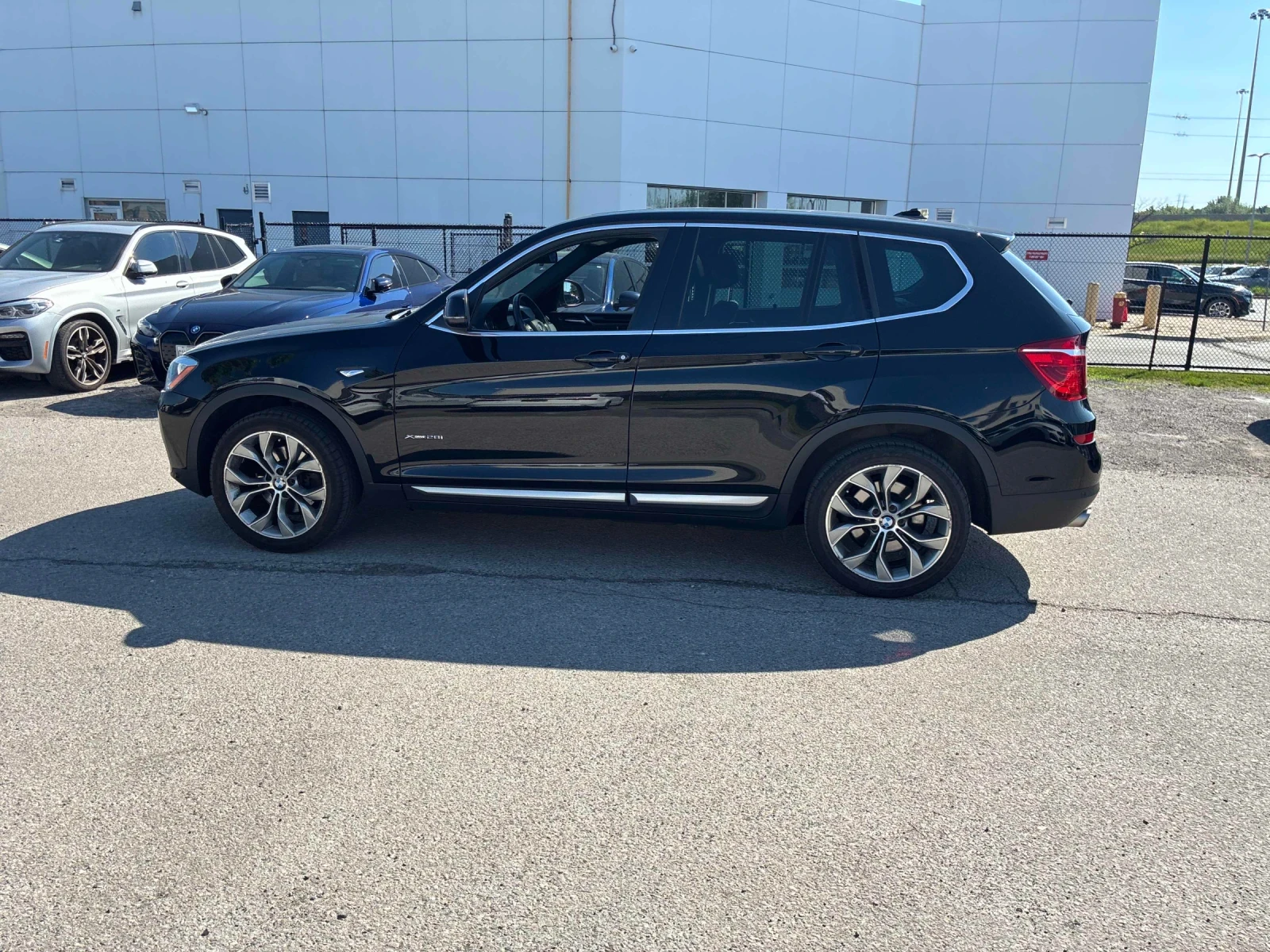 BMW X3 xDrive28i * ПОДГРЕВ * ПАНОРАМА * 2 КЛЮЧА * CARFAX, снимка 2 - Автомобили и джипове - 54803137