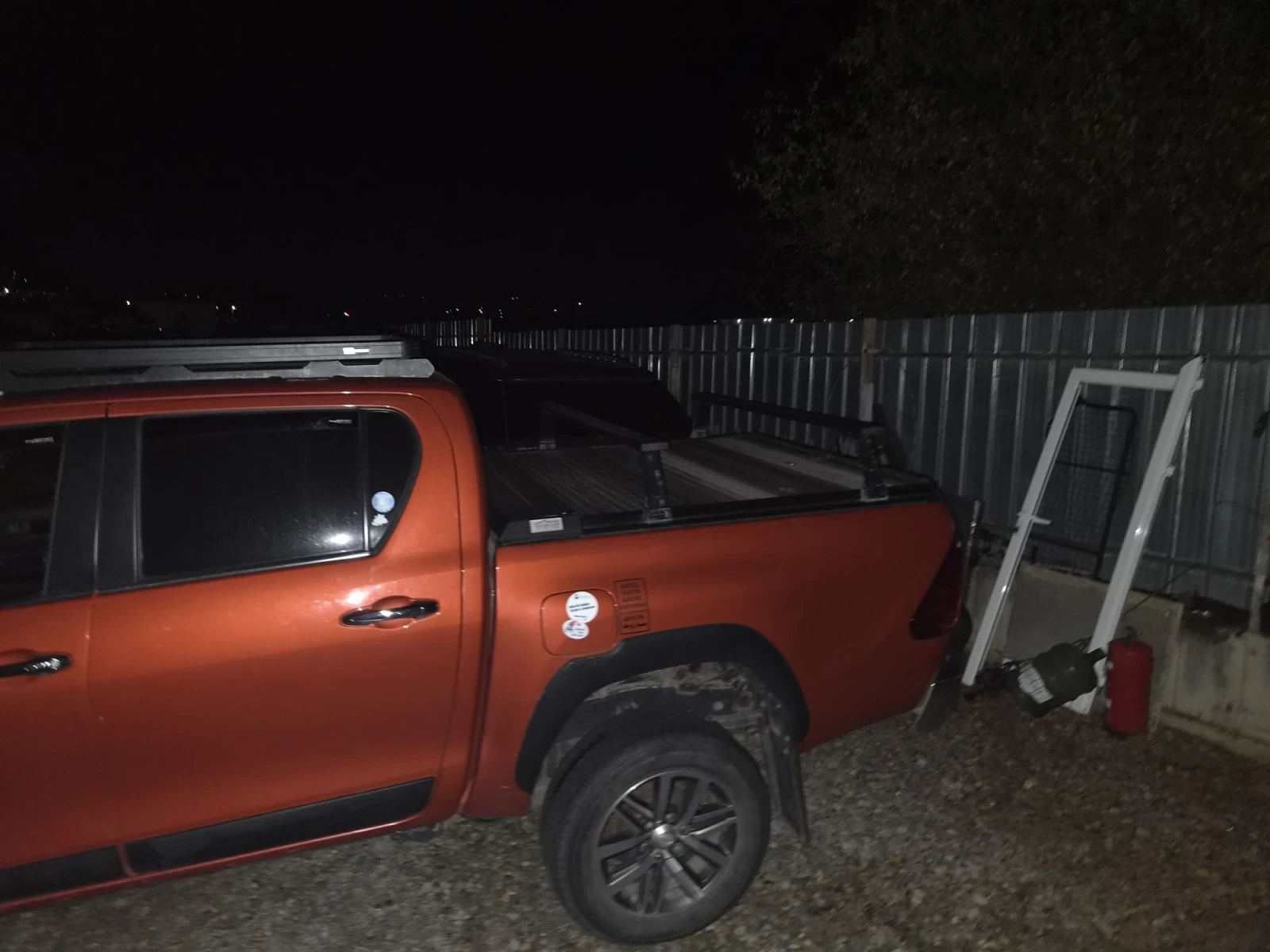 Toyota Hilux 2.4 D, снимка 8 - Автомобили и джипове - 56728848