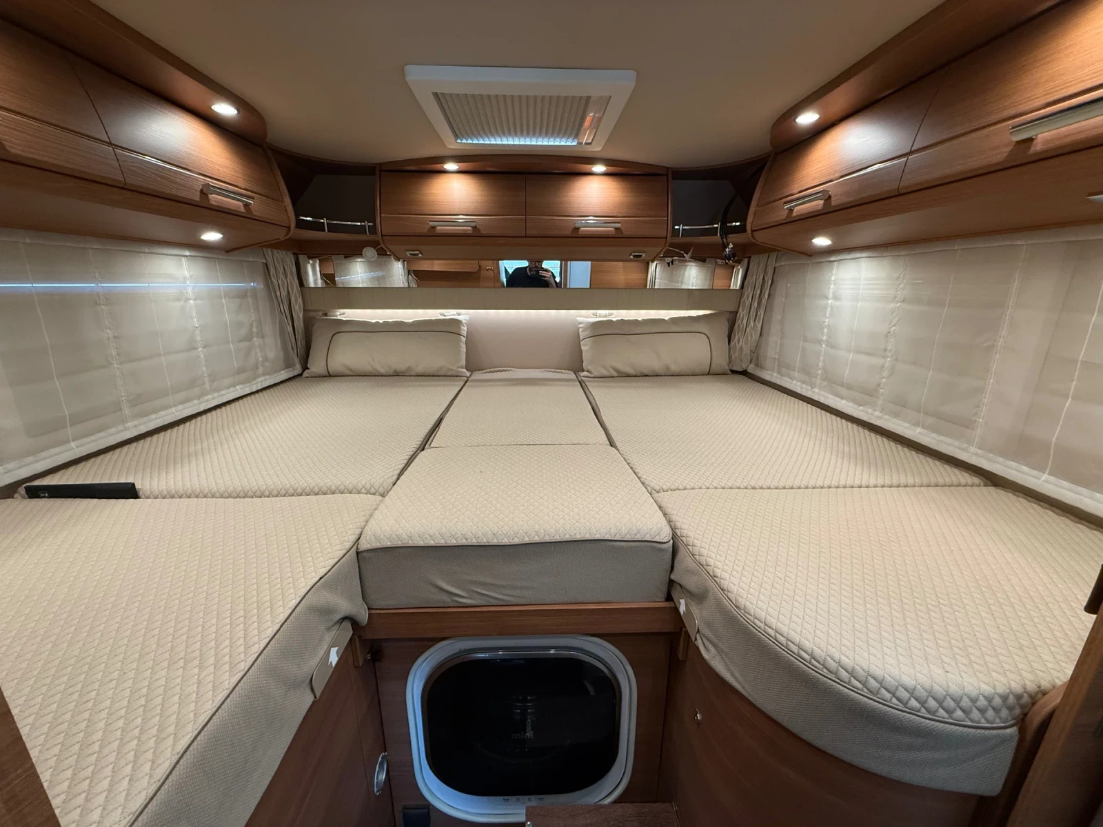 Кемпер Carthago CHic c-LINE* КЛИМАТИК* ХИДРАВЛИКА* TV* , снимка 8 - Каравани и кемпери - 54816632