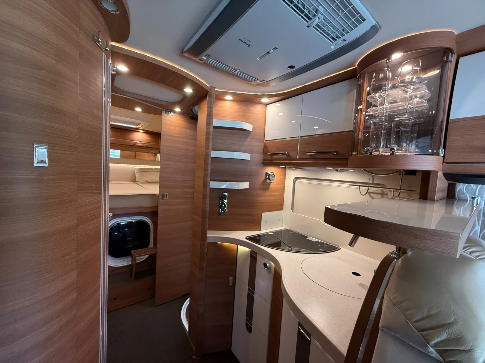 Кемпер Carthago CHic c-LINE* КЛИМАТИК* ХИДРАВЛИКА* TV* , снимка 6 - Каравани и кемпери - 54816632