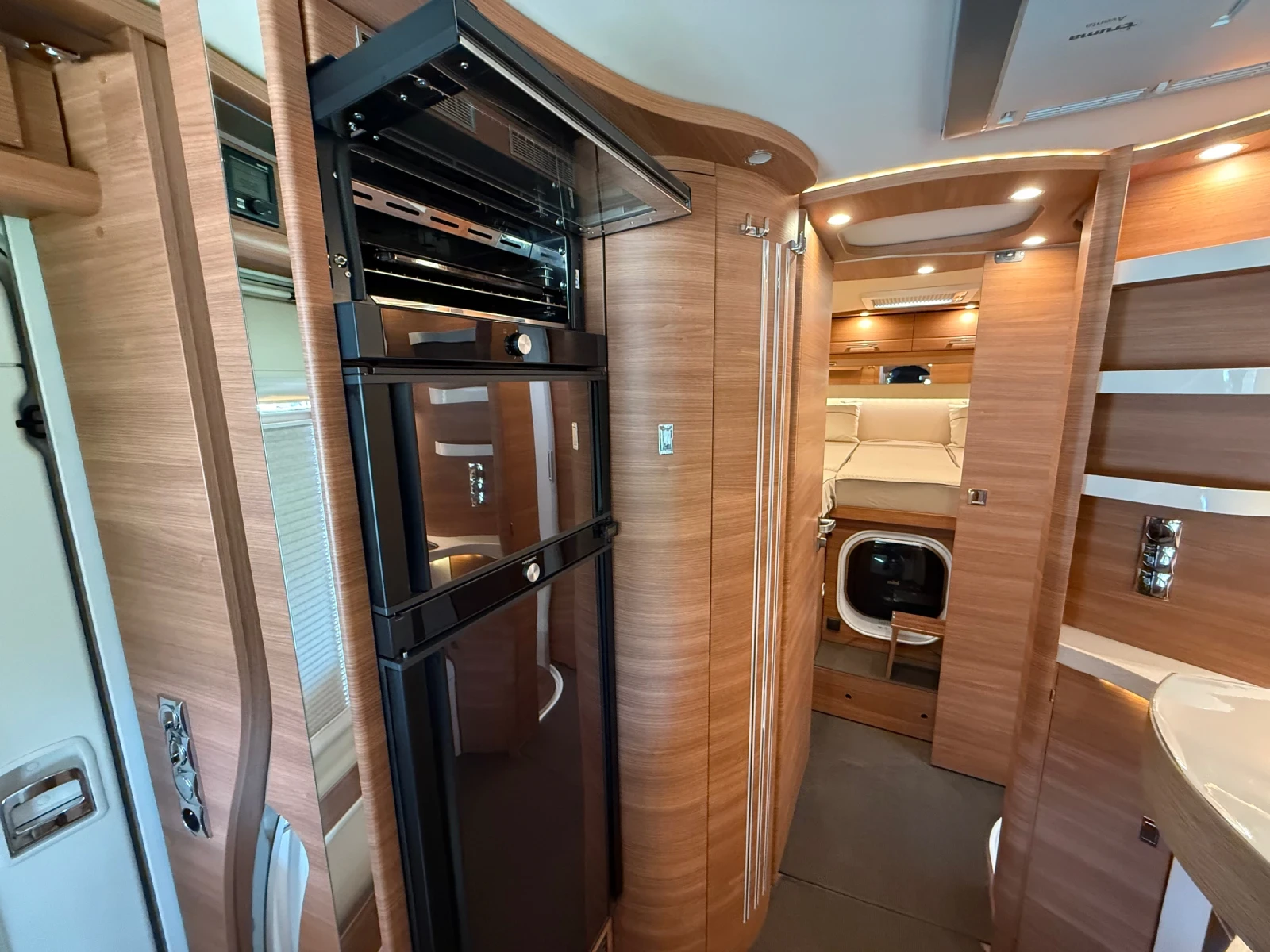 Кемпер Carthago CHic c-LINE* КЛИМАТИК* ХИДРАВЛИКА* TV* , снимка 7 - Каравани и кемпери - 54816632