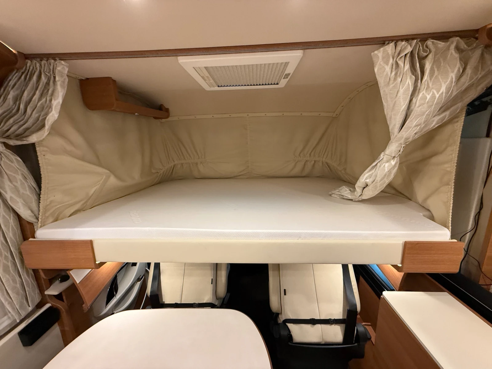 Кемпер Carthago CHic c-LINE* КЛИМАТИК* ХИДРАВЛИКА* TV* , снимка 12 - Каравани и кемпери - 54816632