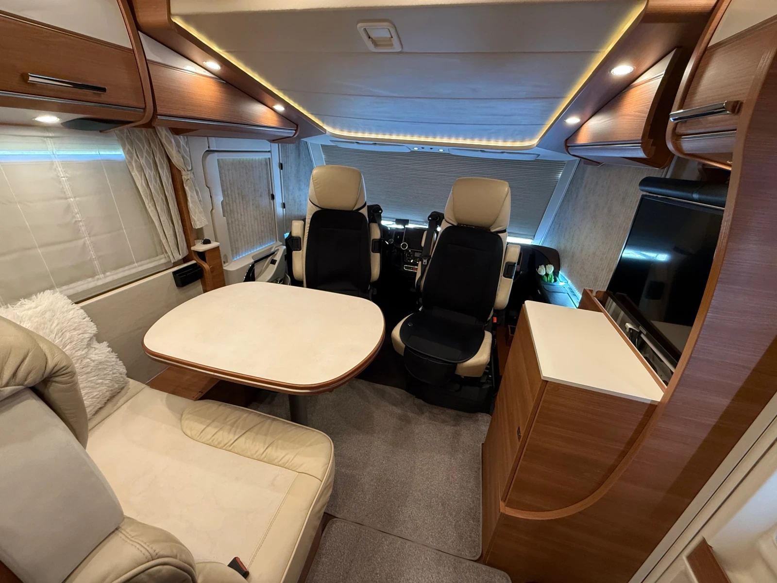 Кемпер Carthago CHic c-LINE* КЛИМАТИК* ХИДРАВЛИКА* TV* , снимка 10 - Каравани и кемпери - 54816632