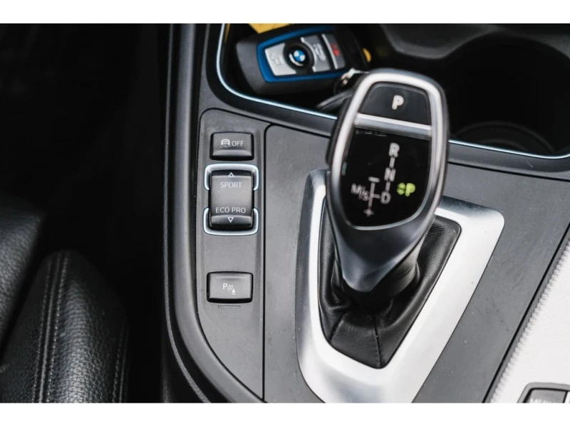 BMW 330 * 330i xDrive| Clean Carfax| M Sport| Carplay| Bli, снимка 14 - Автомобили и джипове - 52804846