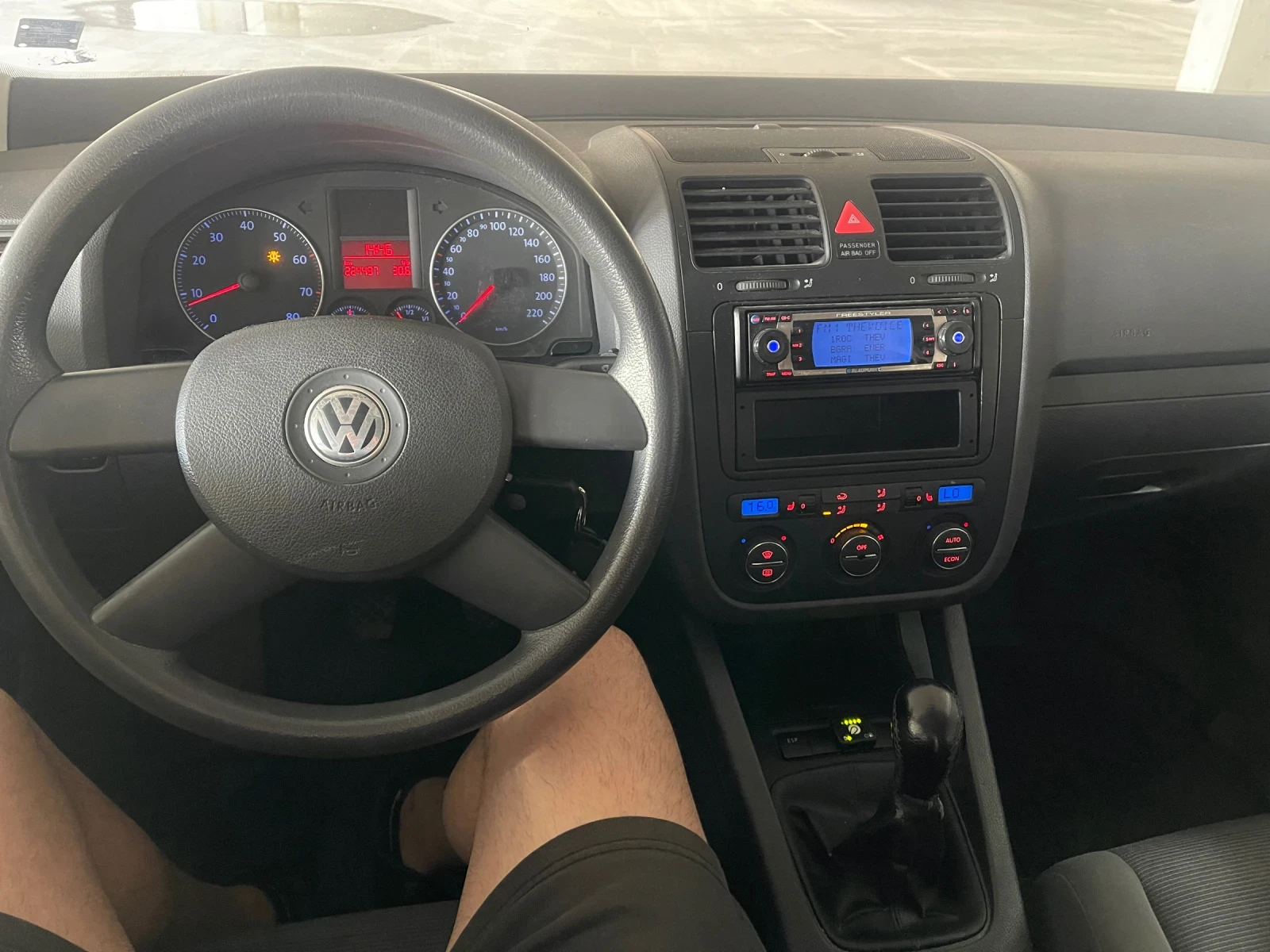 VW Golf 5 1.4i ГАЗ КЛИМАТРОНИК ПОДГРЕВ РЕГИСТРИРАН ОБСЛУЖЕ - изображение 9