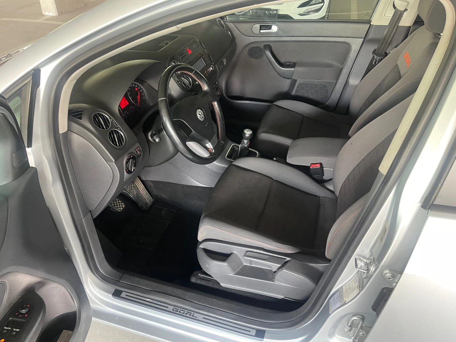 VW Golf 5 ПЛЮС ГАЗ КЛИМА ПОДГРЕВ 4ВРАТИ ОБСЛУЖЕН ТОП - изображение 7