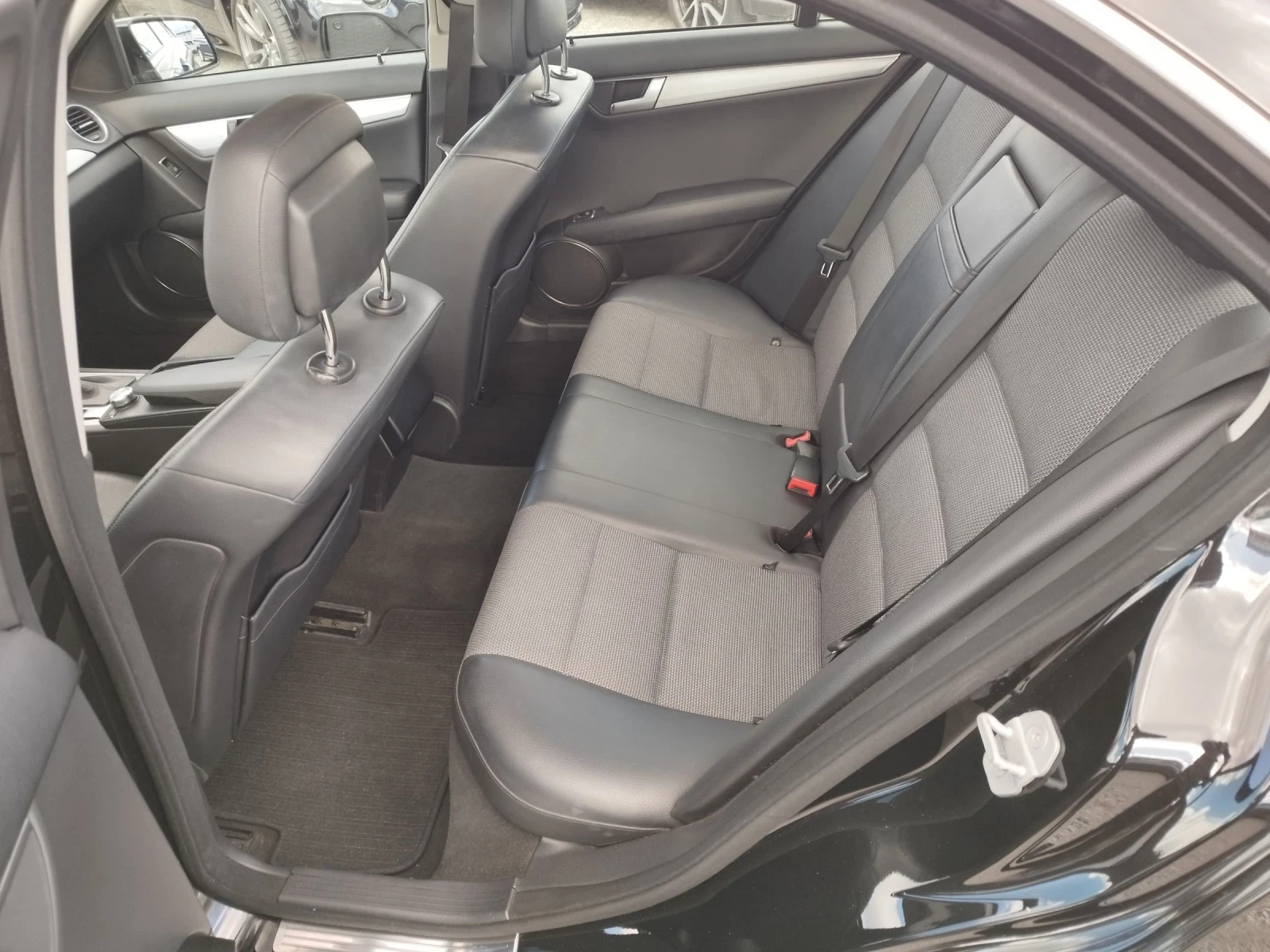 Mercedes-Benz C 250 CDI AMG-PAKET 4-MATIC, снимка 10 - Автомобили и джипове - 53921301
