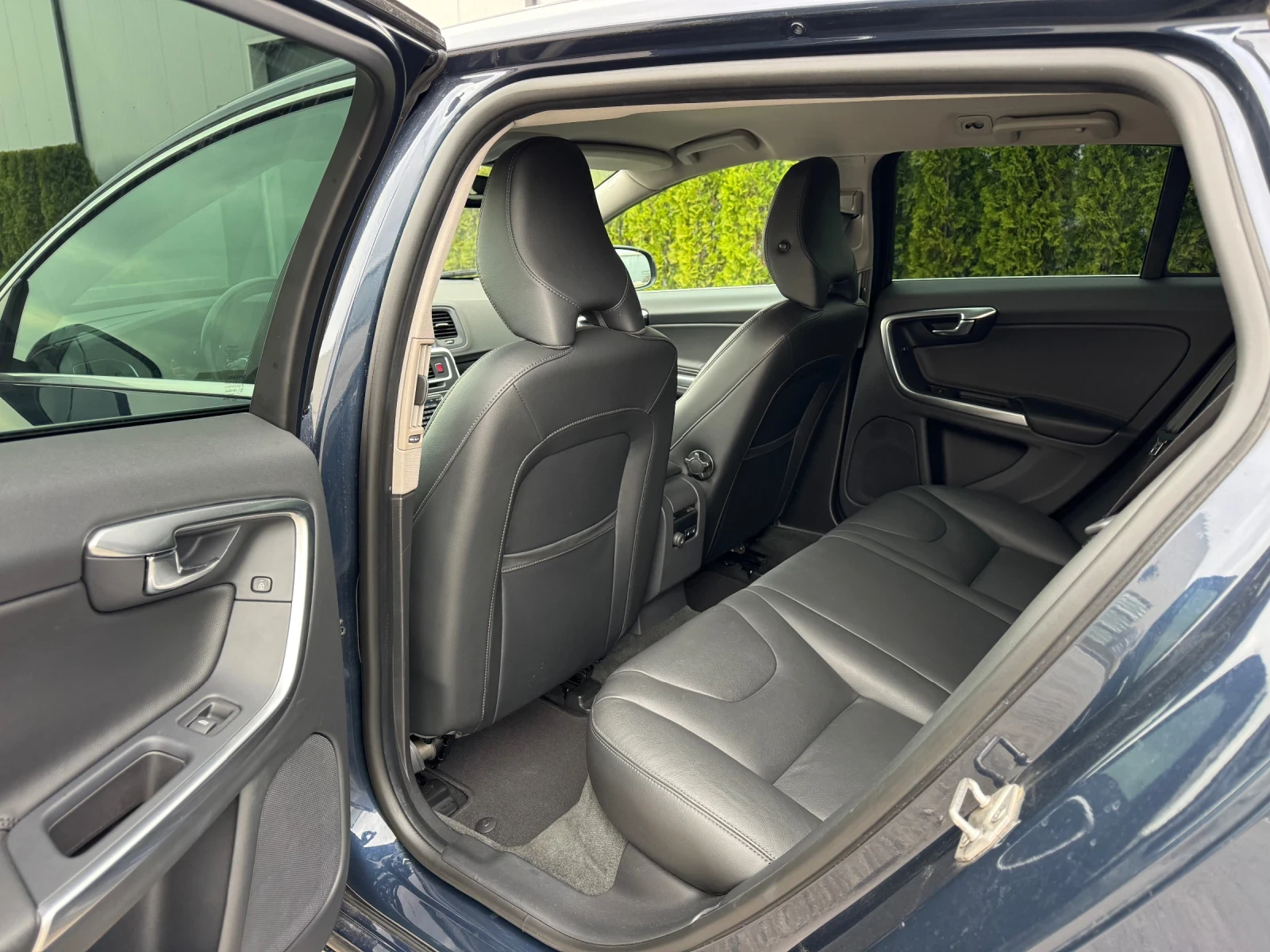 Volvo V60 2.4D5 AWD/215к.с/Facelift/ШВЕЙЦАРИЯ!!!, снимка 14 - Автомобили и джипове - 54001348