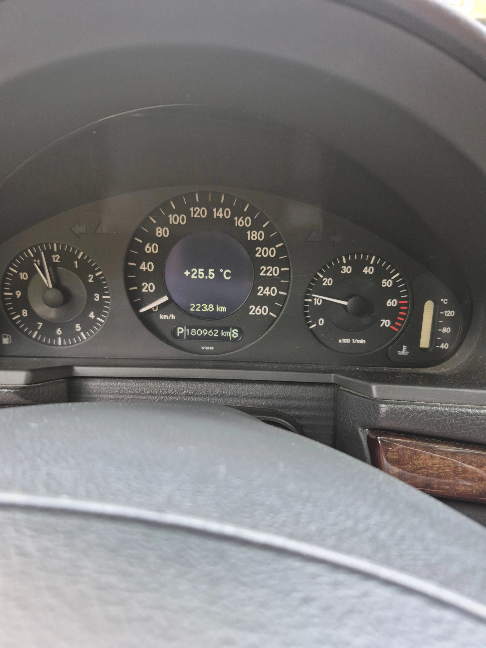 Mercedes-Benz E 200, снимка 16 - Автомобили и джипове - 55171772