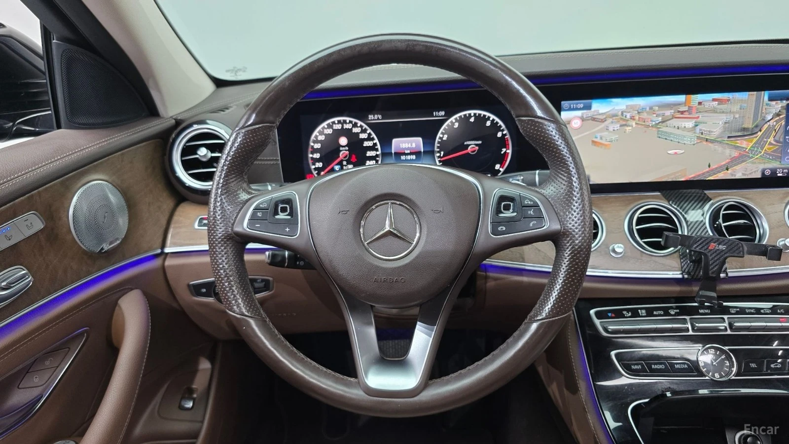 Mercedes-Benz E 300 * Exclusive* ПАНО* KEYLESS* Camera* ПОДГРЕВ* , снимка 13 - Автомобили и джипове - 55603789
