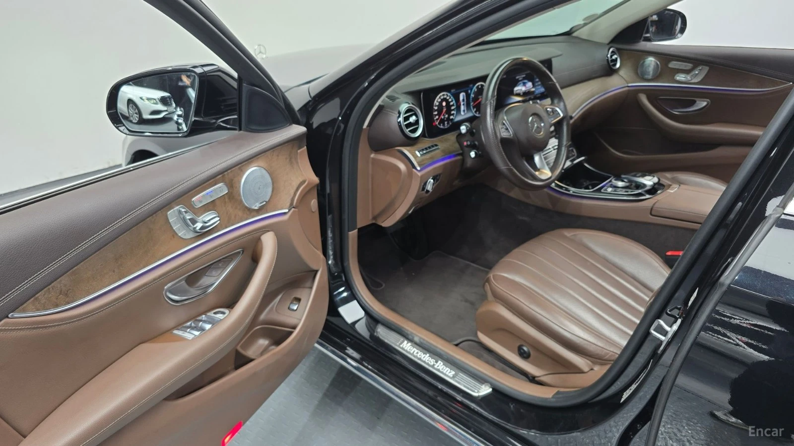 Mercedes-Benz E 300 * Exclusive* ПАНО* KEYLESS* Camera* ПОДГРЕВ* , снимка 10 - Автомобили и джипове - 55603789
