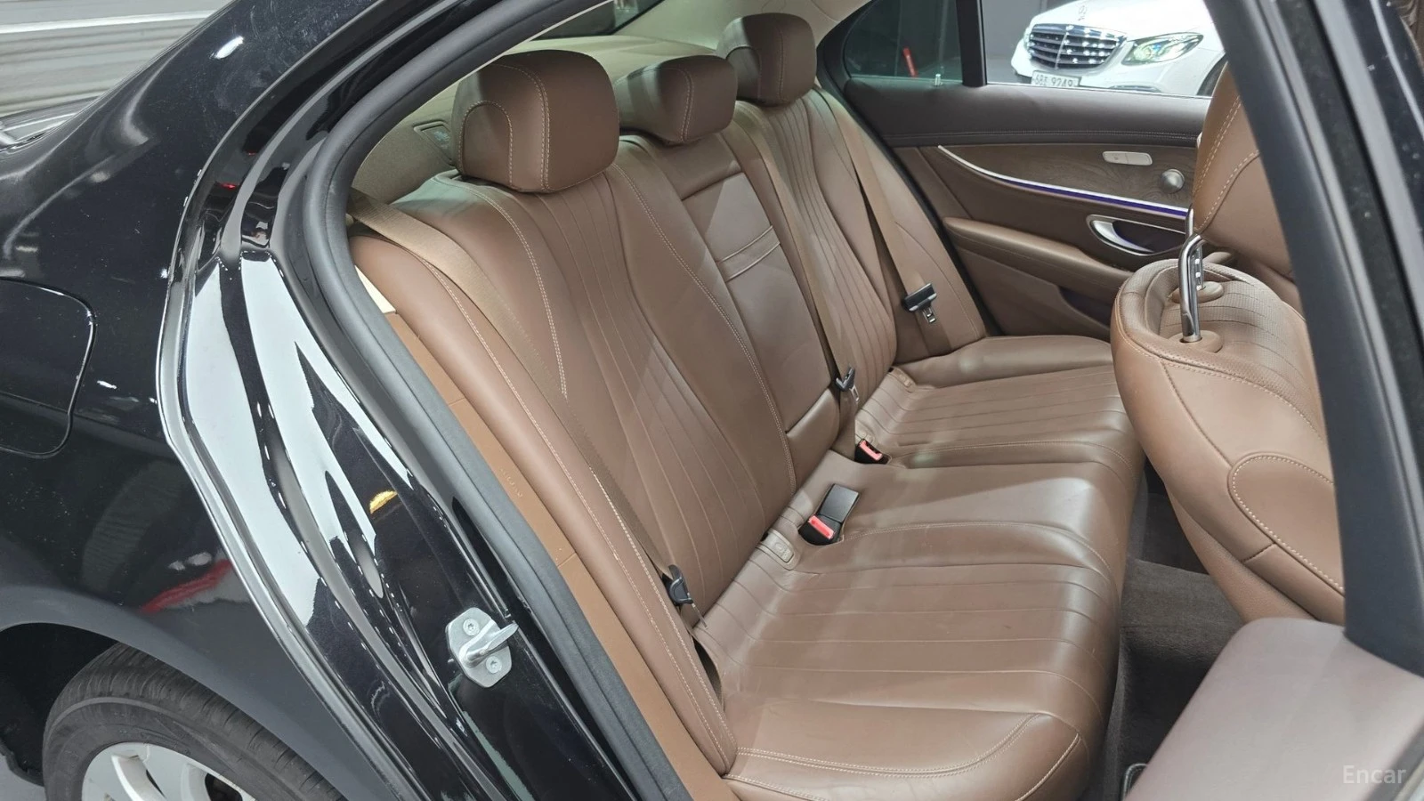 Mercedes-Benz E 300 * Exclusive* ПАНО* KEYLESS* Camera* ПОДГРЕВ* , снимка 12 - Автомобили и джипове - 55603789