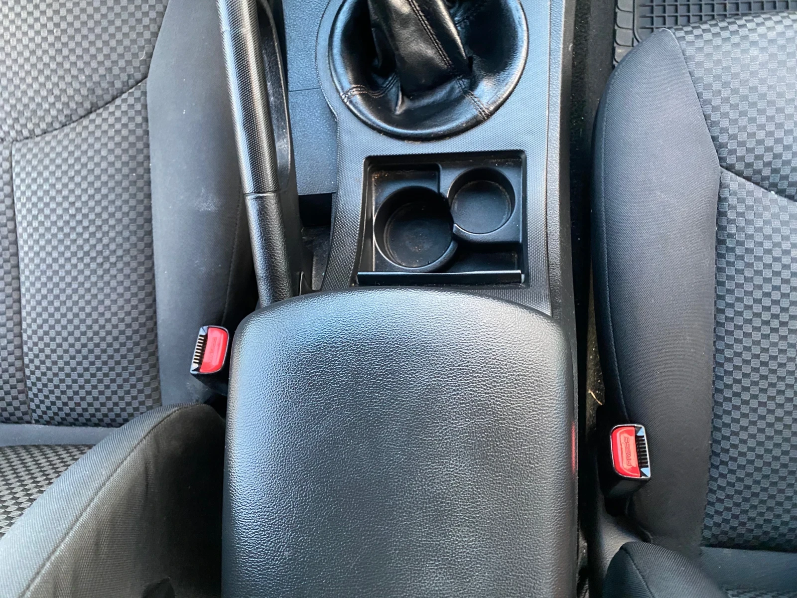 SsangYong Kyron 2.0 CRDI Clima, снимка 13 - Автомобили и джипове - 54416919