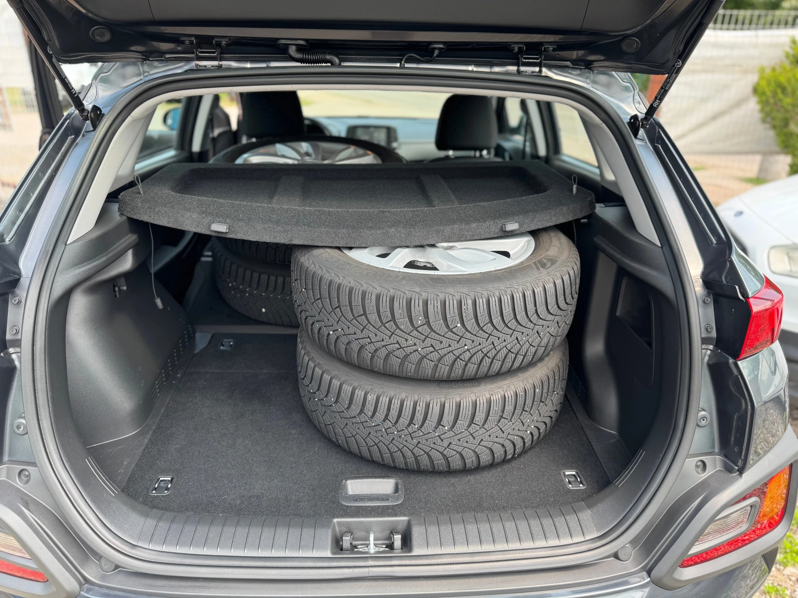 Hyundai Kona 1.6CRDI* Navi* Kamera* KeyLess* Distronic, снимка 14 - Автомобили и джипове - 54878841