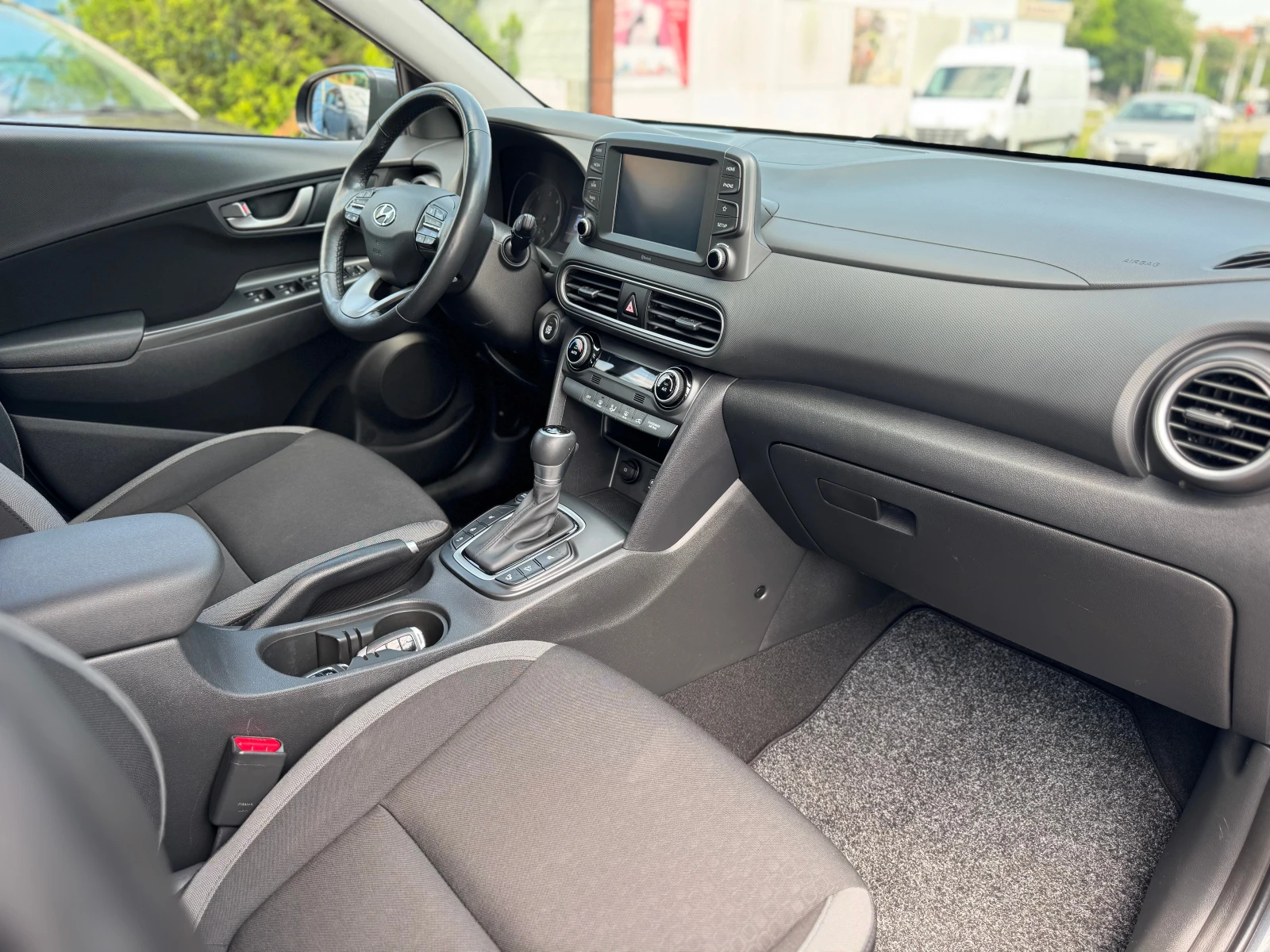 Hyundai Kona 1.6CRDI* Navi* Kamera* KeyLess* Distronic, снимка 9 - Автомобили и джипове - 54878841