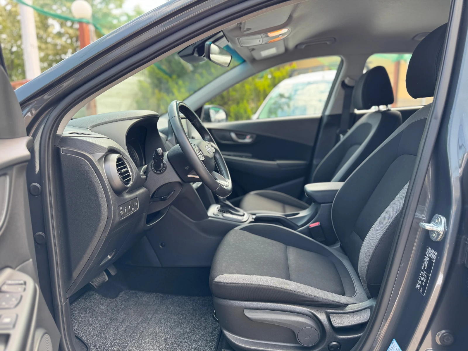 Hyundai Kona 1.6CRDI* Navi* Kamera* KeyLess* Distronic, снимка 8 - Автомобили и джипове - 54878841