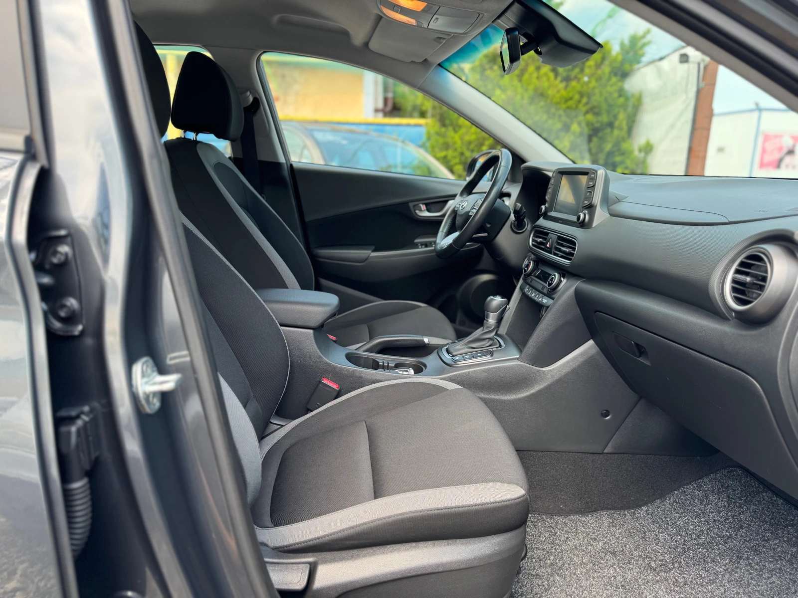 Hyundai Kona 1.6CRDI* Navi* Kamera* KeyLess* Distronic, снимка 10 - Автомобили и джипове - 54878841