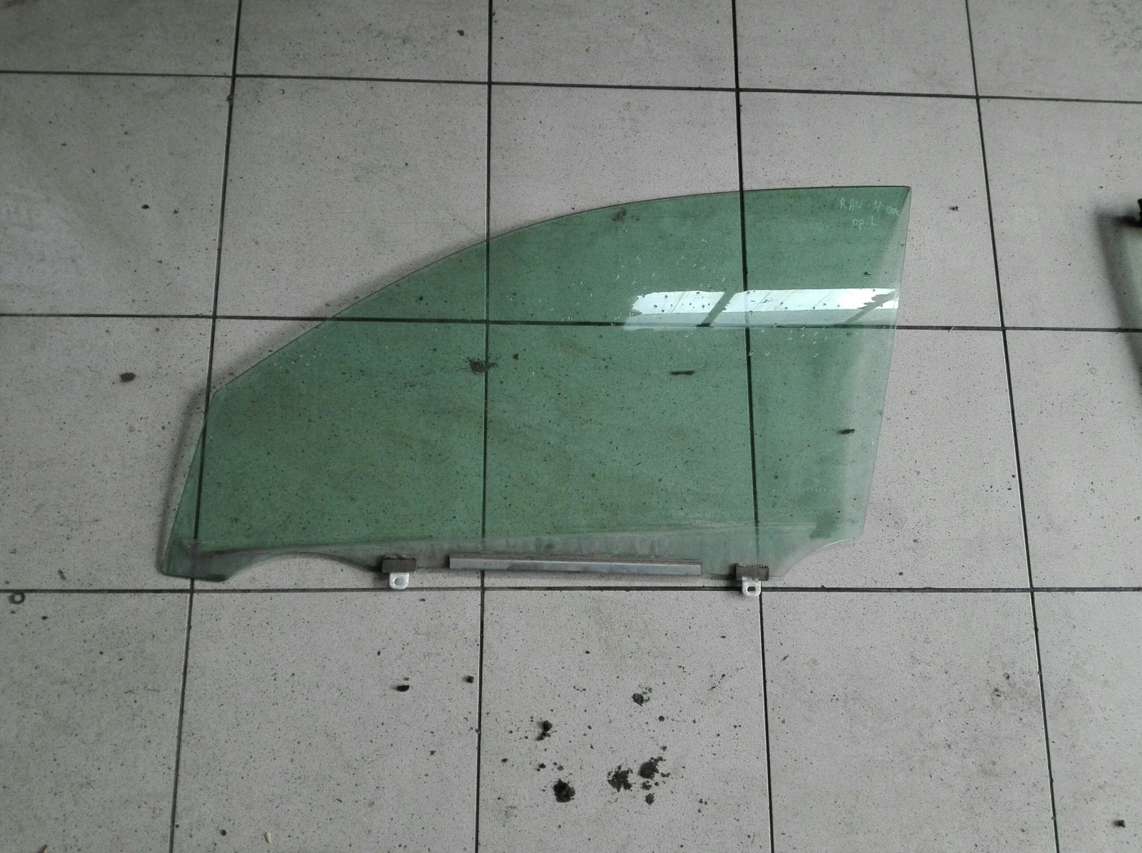 стъкло предно ляво тойота рав 4 2.2д