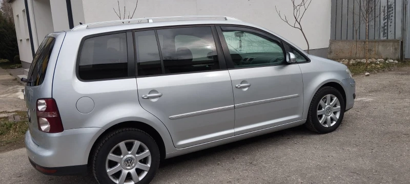 VW Touran, снимка 4 - Автомобили и джипове - 52058221