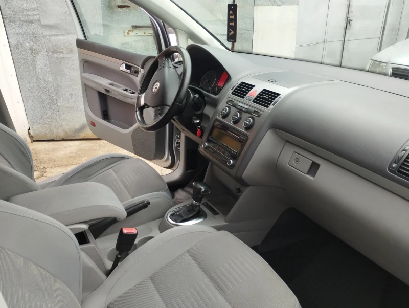 VW Touran, снимка 9 - Автомобили и джипове - 52058221