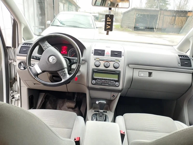 VW Touran, снимка 10 - Автомобили и джипове - 52058221