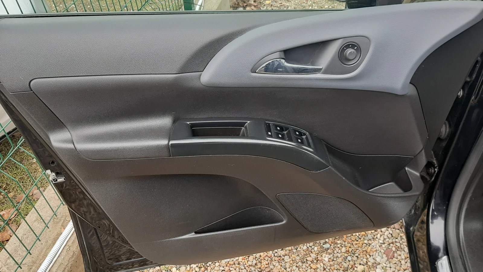 Opel Meriva 1.4 като нова, снимка 11 - Автомобили и джипове - 54318942