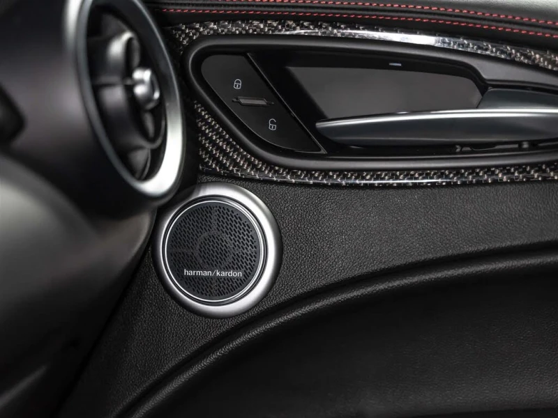 Alfa Romeo Stelvio Estrema* CARFAX* АвтоКредит* (ЦЕНА ДО БГ), снимка 15 - Автомобили и джипове - 53245008