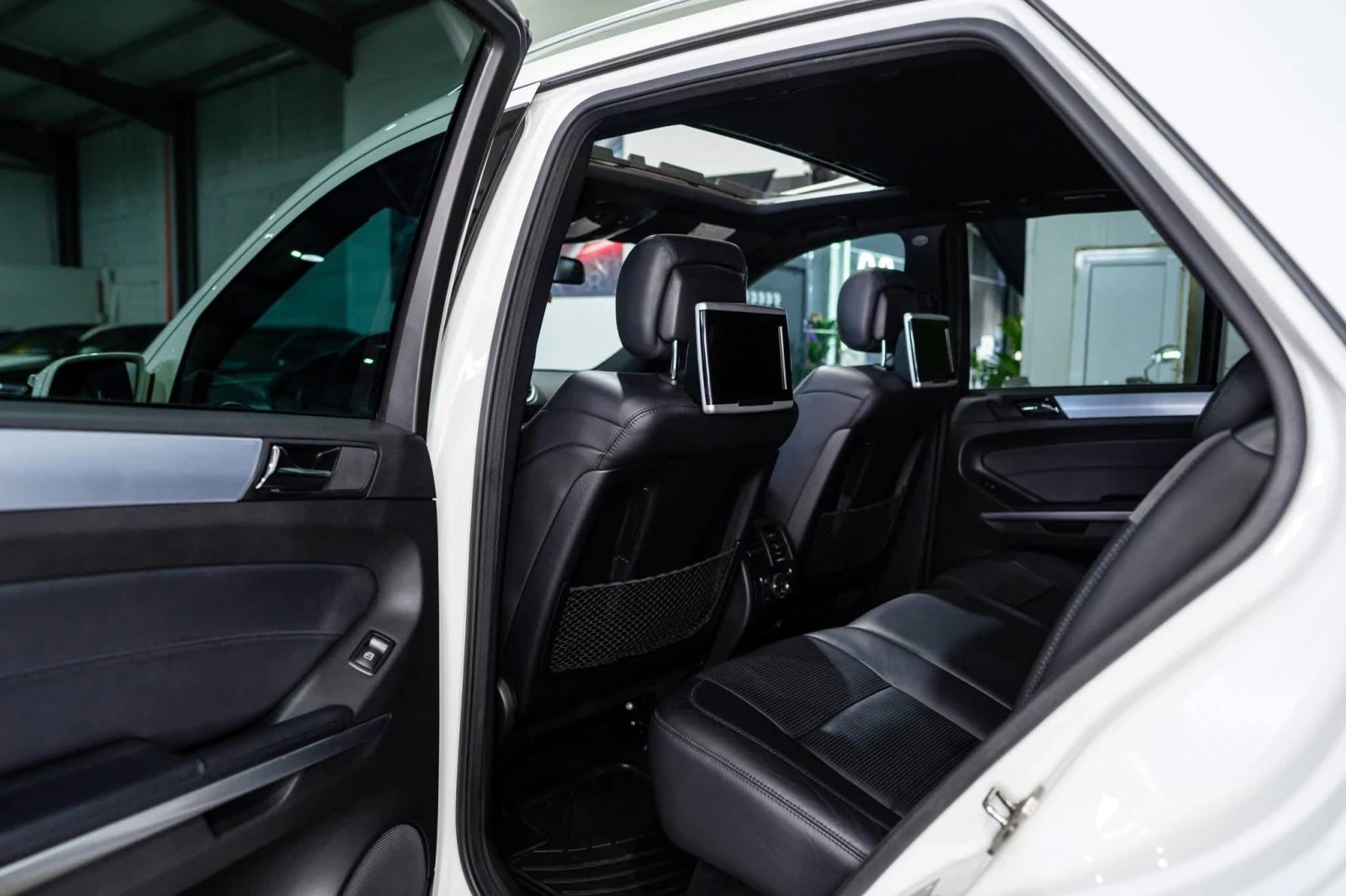 Mercedes-Benz ML 63 AMG FACELIFT LED NAVI DESIGNO H&K ЛИЗИНГ 100%, снимка 15 - Автомобили и джипове - 54526664