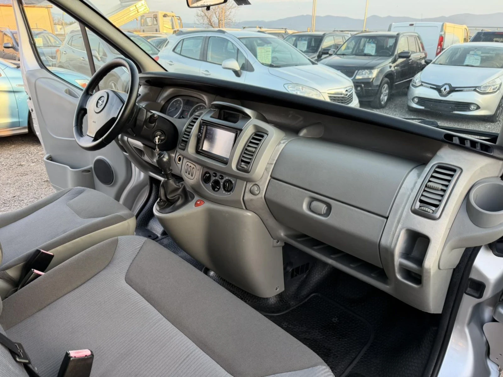 Opel Vivaro, снимка 13 - Бусове и автобуси - 53990576