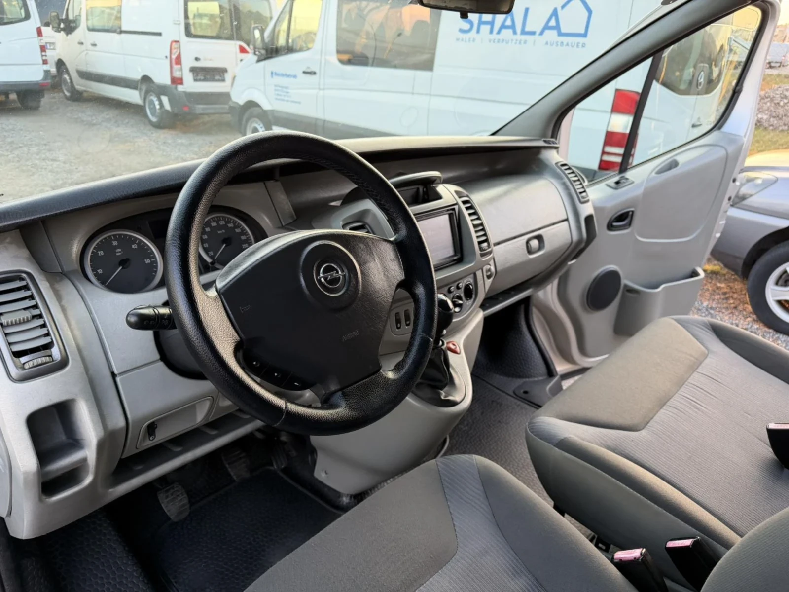 Opel Vivaro, снимка 14 - Бусове и автобуси - 53990576