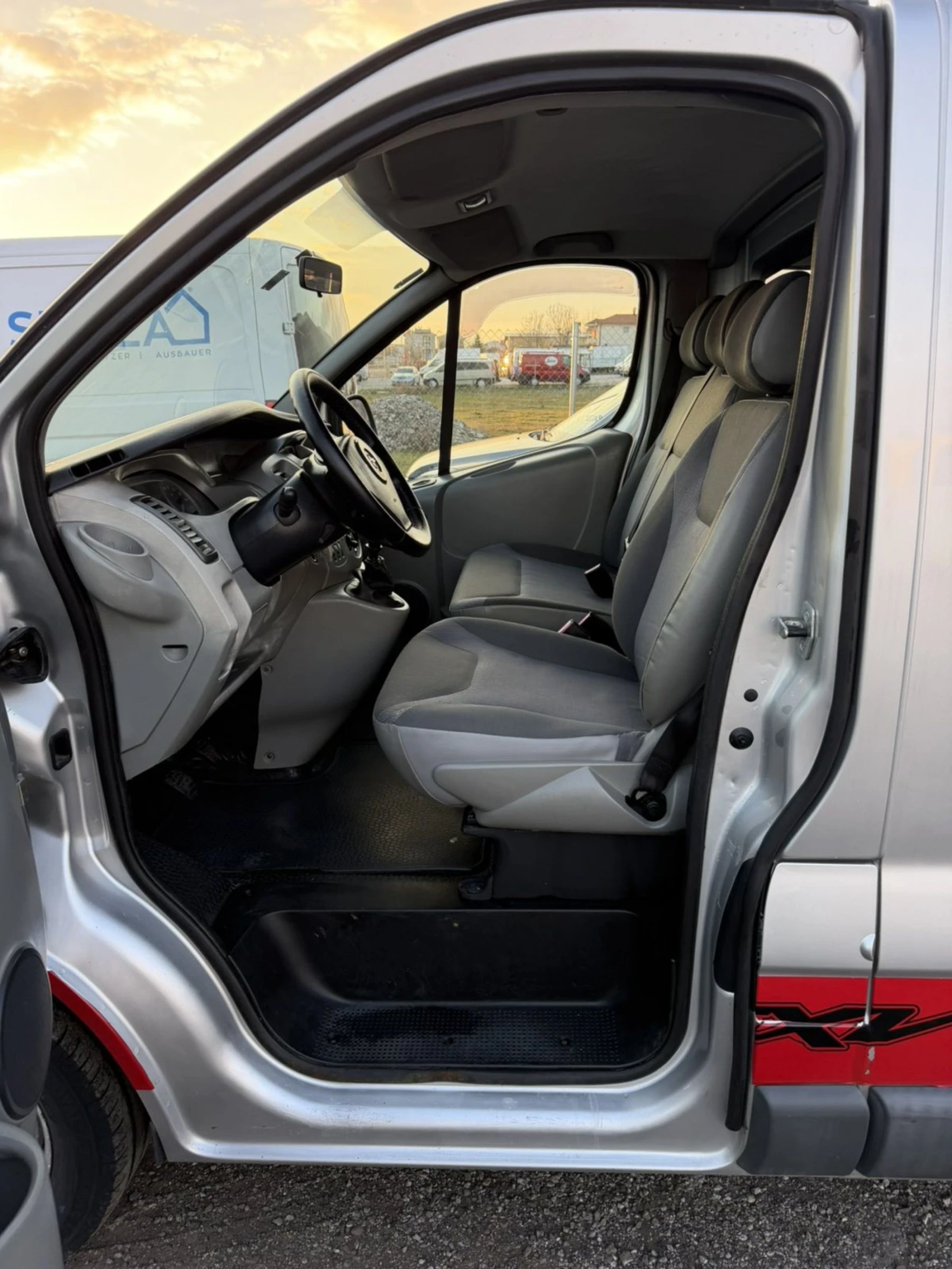 Opel Vivaro, снимка 12 - Бусове и автобуси - 53990576