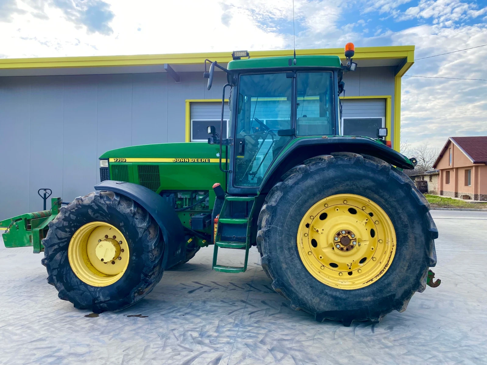 Трактор John Deere 7710 - изображение 3