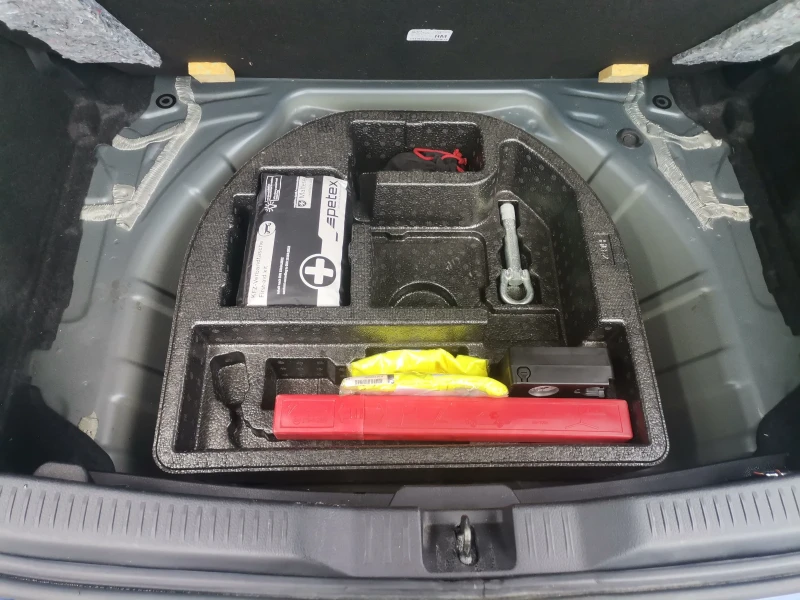 Toyota Auris 1.4D4D, снимка 14 - Автомобили и джипове - 53300432