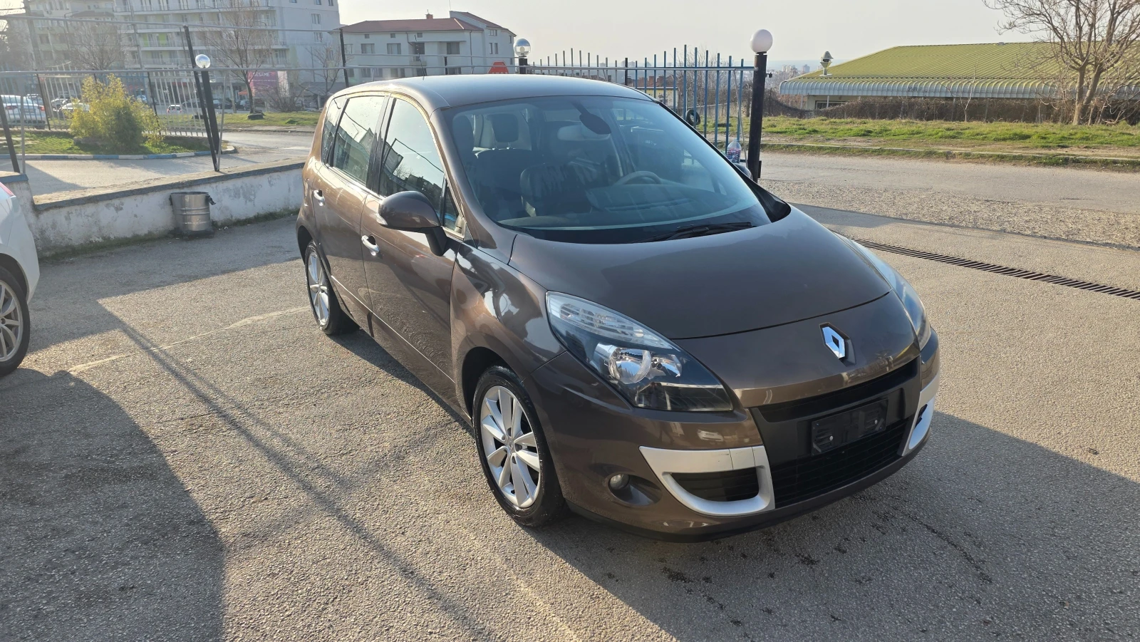 Renault Scenic 1.5dci, снимка 3 - Автомобили и джипове - 53880198
