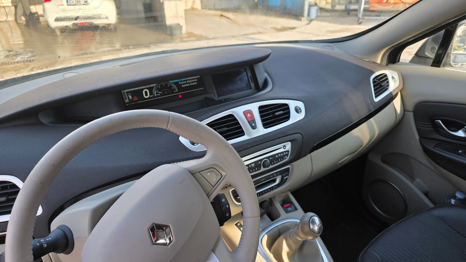 Renault Scenic 1.5dci, снимка 17 - Автомобили и джипове - 53880198