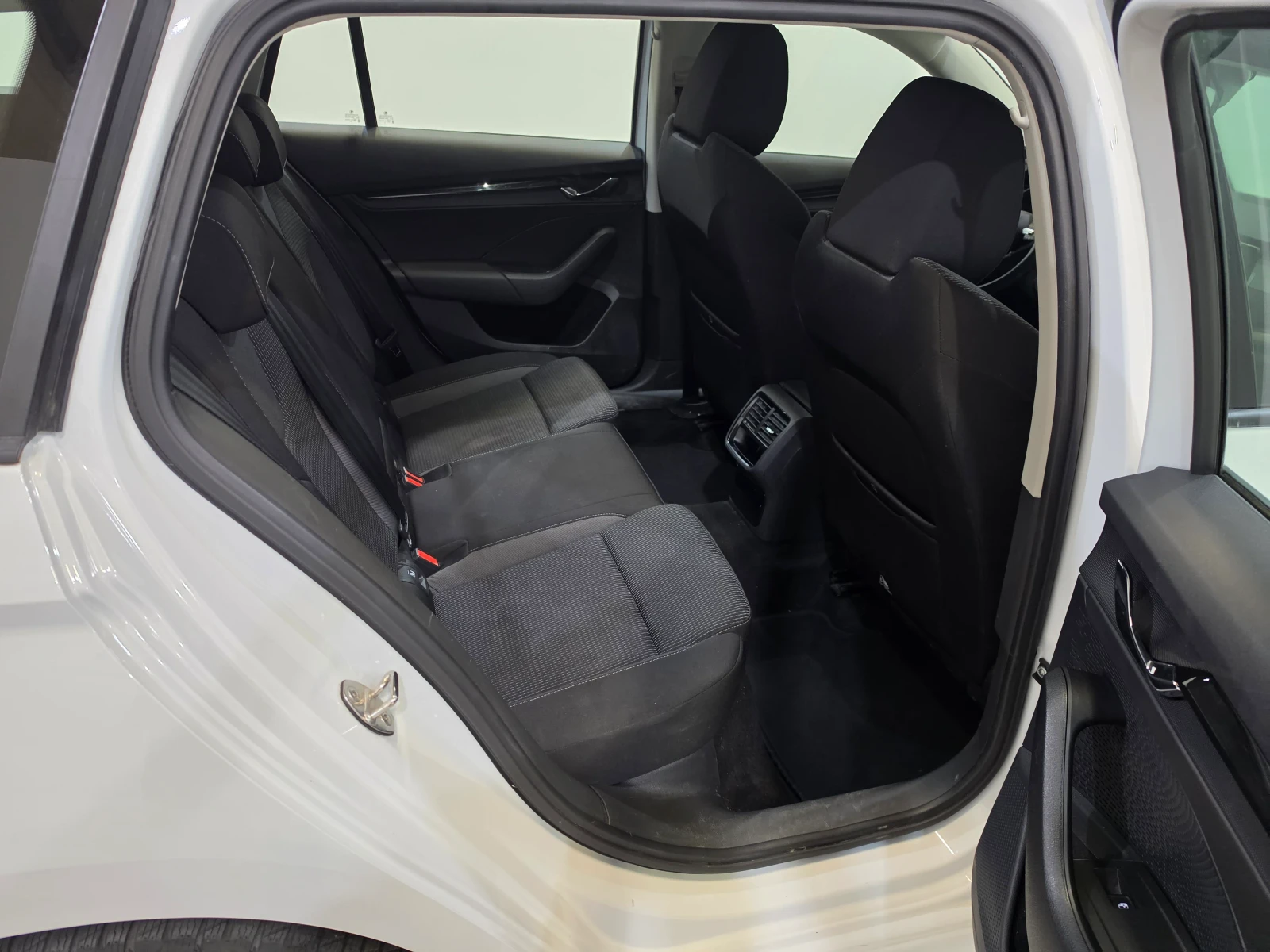 Skoda Octavia 1.4i TSI PHEV LED Virtual Navi KeylessGo, снимка 10 - Автомобили и джипове - 54915850