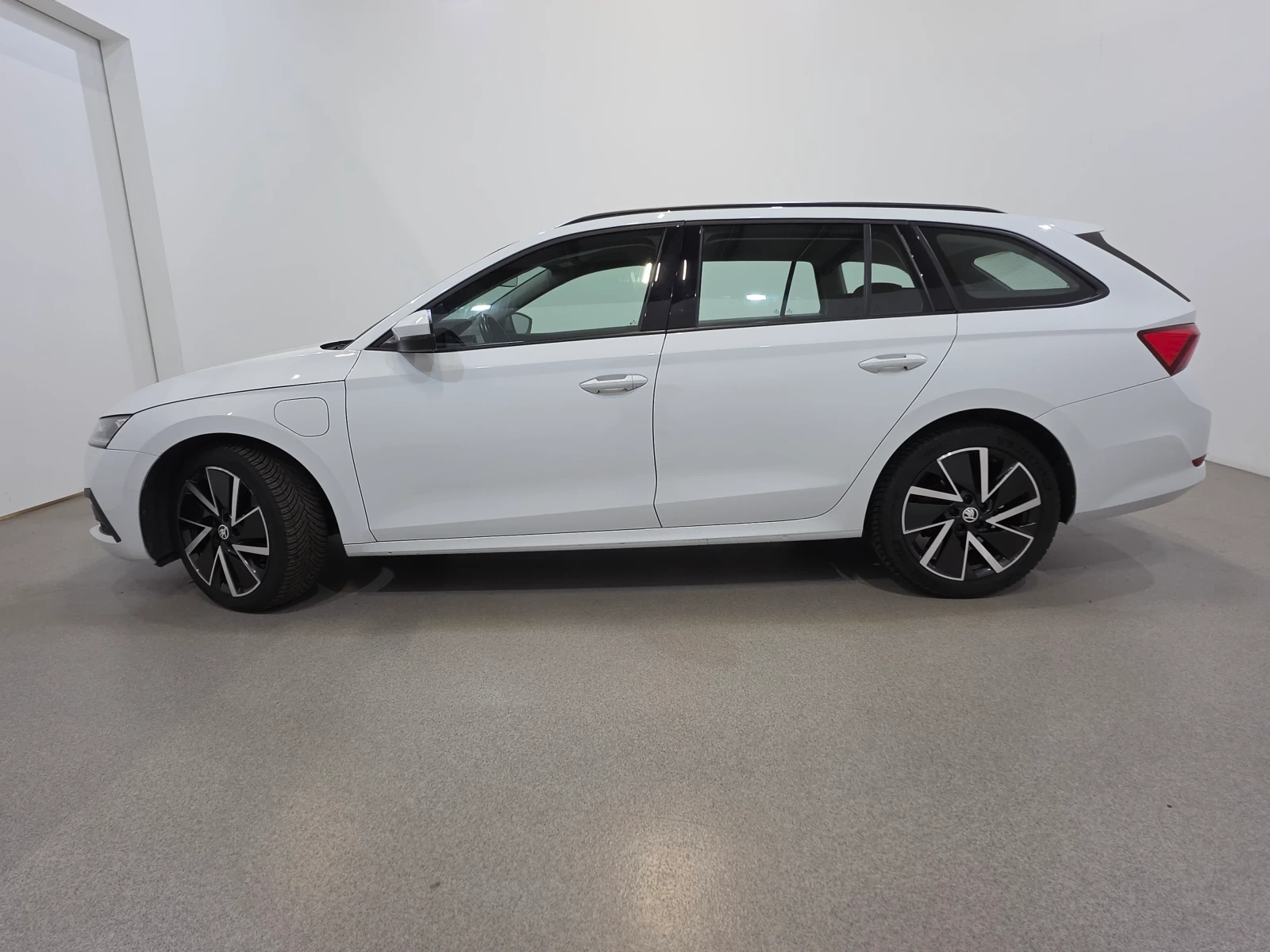 Skoda Octavia 1.4i TSI PHEV LED Virtual Navi KeylessGo, снимка 4 - Автомобили и джипове - 54915850