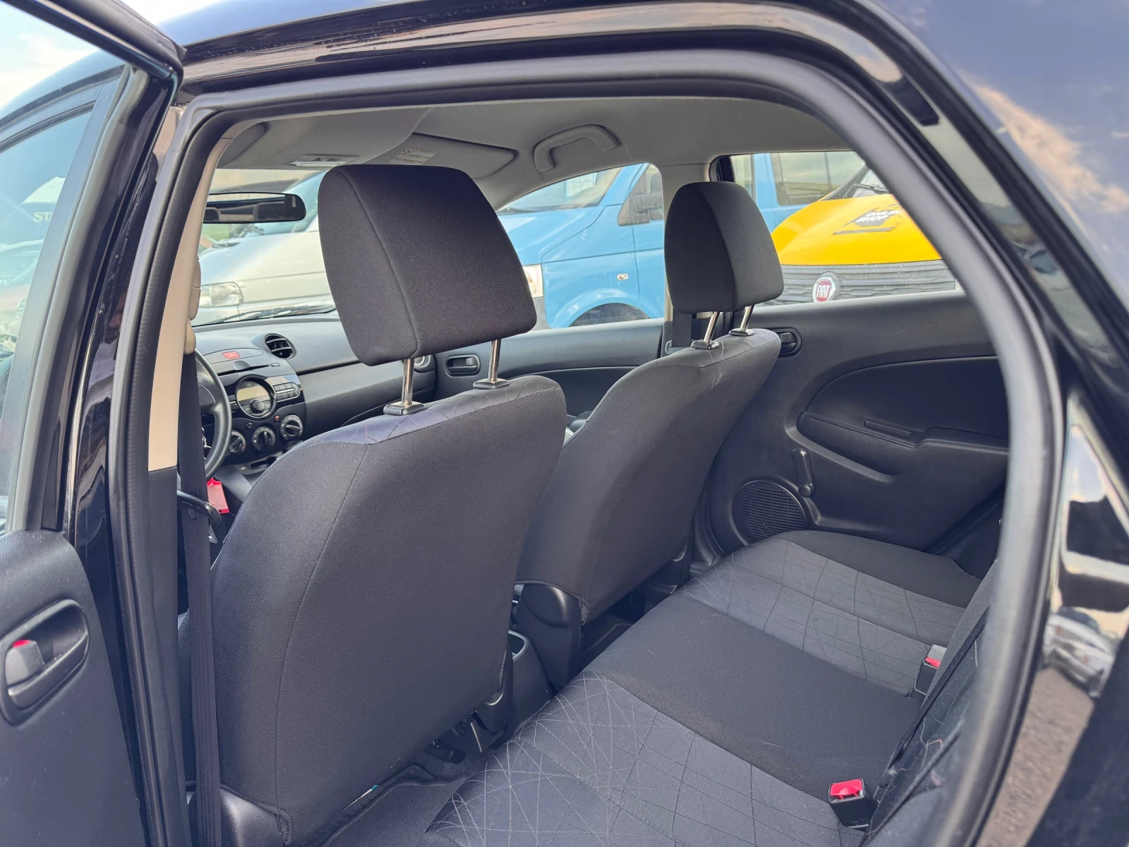 Mazda 2 1.3i, снимка 10 - Автомобили и джипове - 55155002