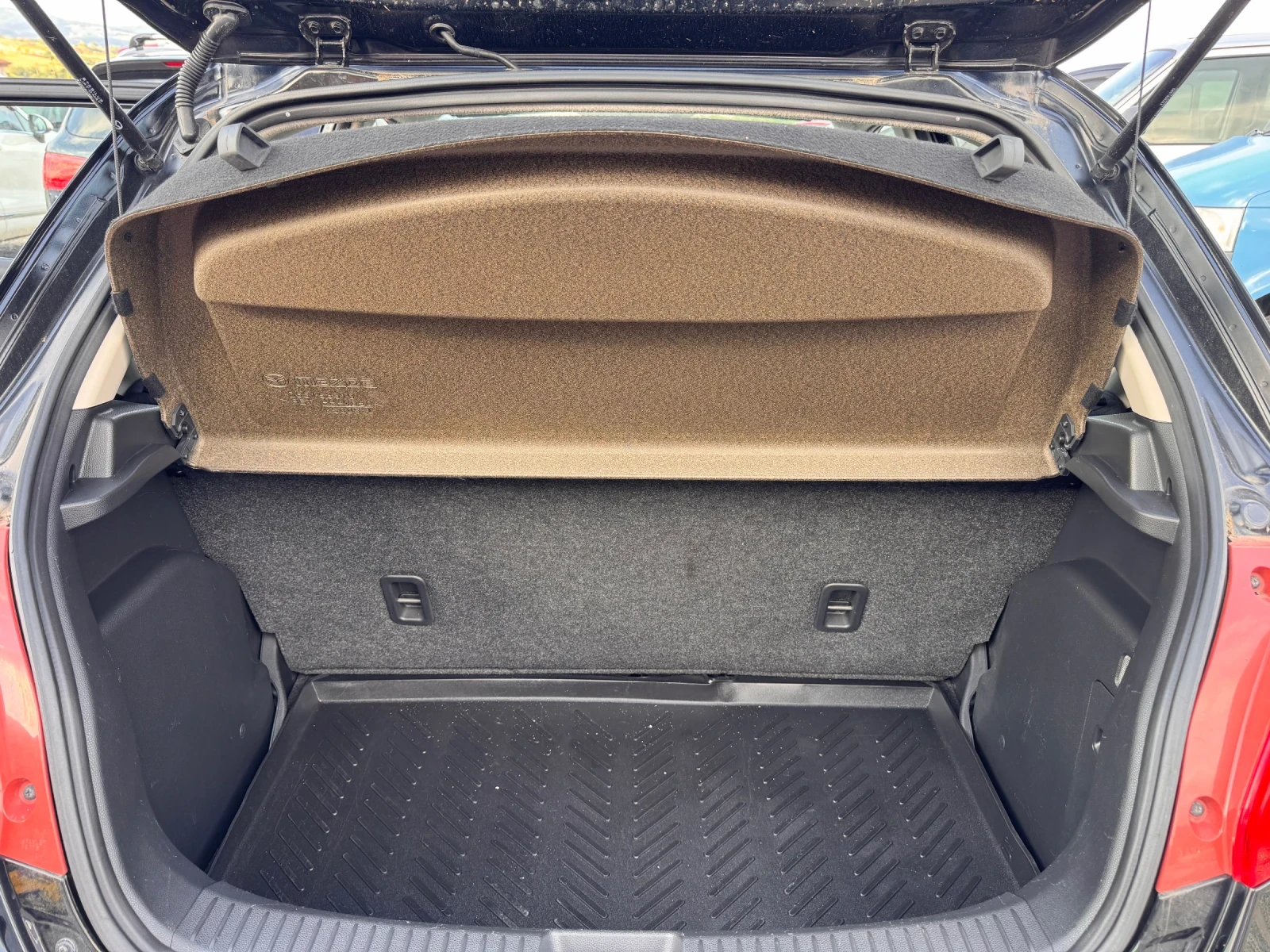 Mazda 2 1.3i, снимка 11 - Автомобили и джипове - 55155002