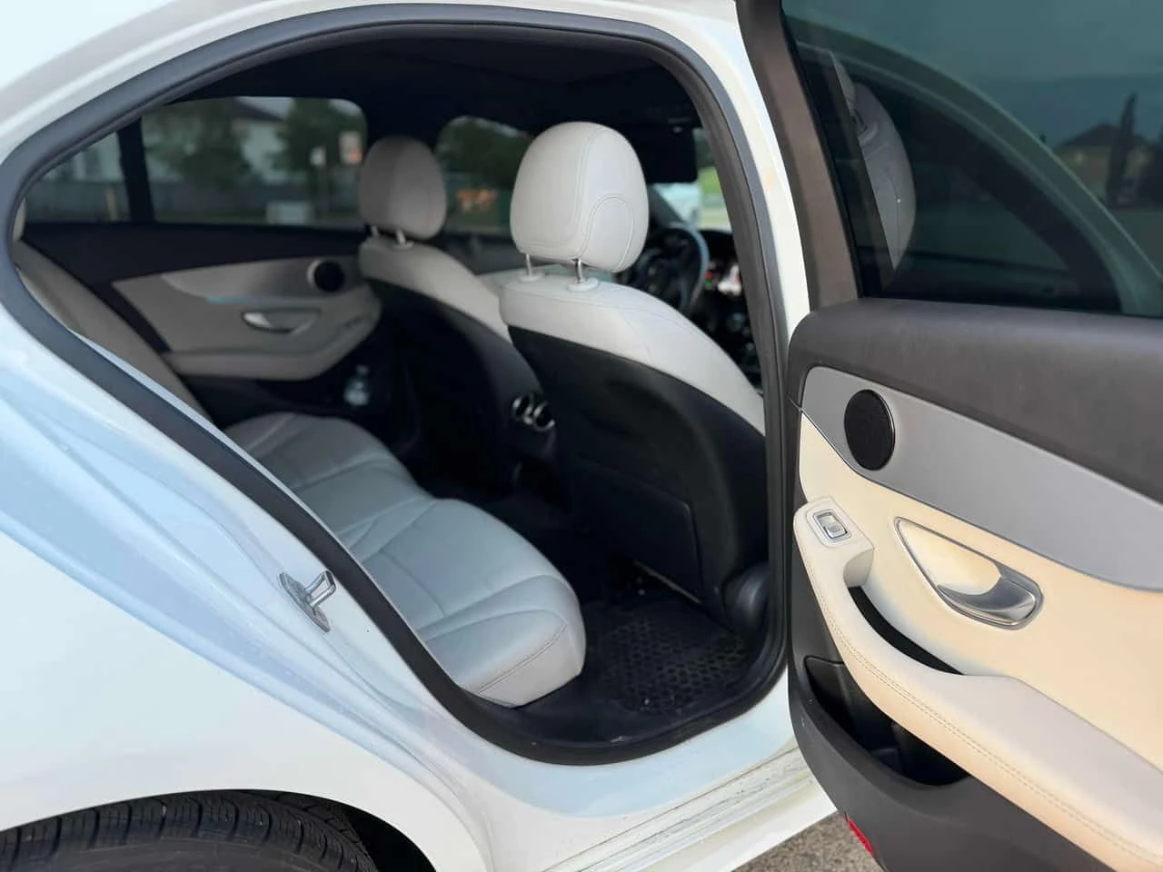 Mercedes-Benz C 300 * CARFAX * БЕЗ ПЪРВОНАЧАЛНА ВНОСКА, снимка 10 - Автомобили и джипове - 55269282