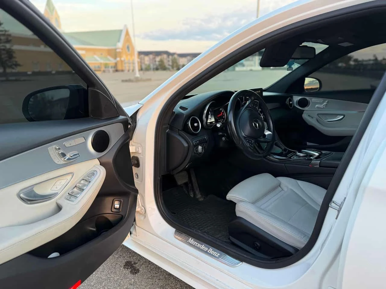 Mercedes-Benz C 300 * CARFAX * БЕЗ ПЪРВОНАЧАЛНА ВНОСКА, снимка 5 - Автомобили и джипове - 55269282