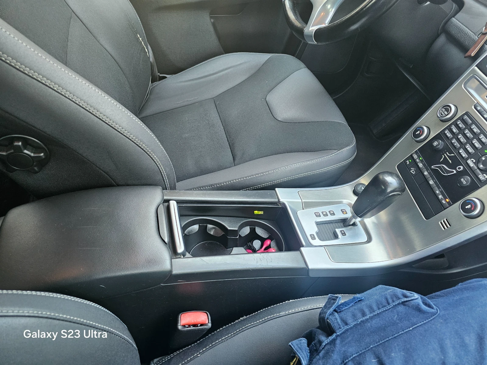 Volvo XC60 2.4D5 205ks, снимка 17 - Автомобили и джипове - 54952454
