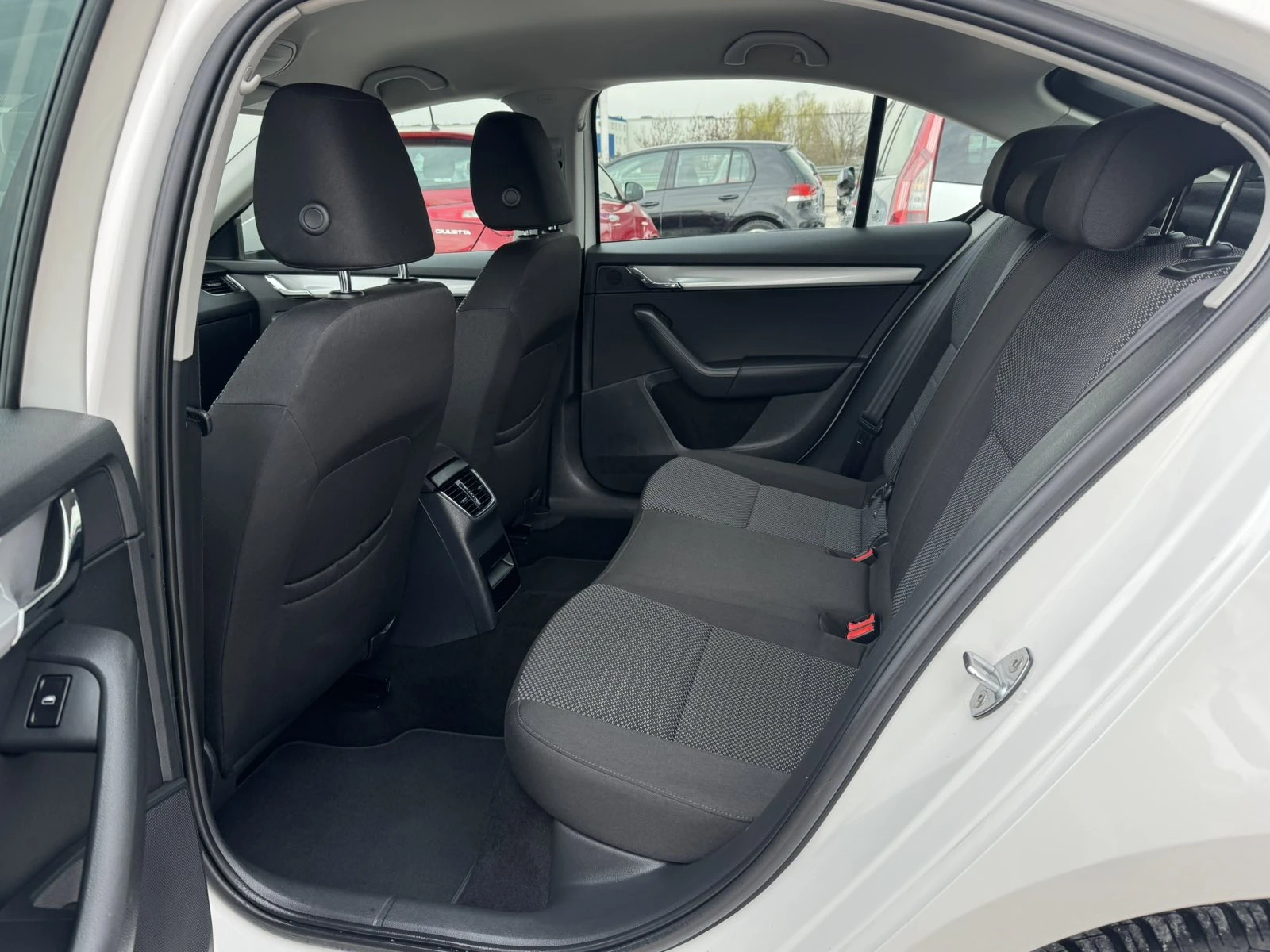 Skoda Octavia 1.6TDI, снимка 8 - Автомобили и джипове - 53964147