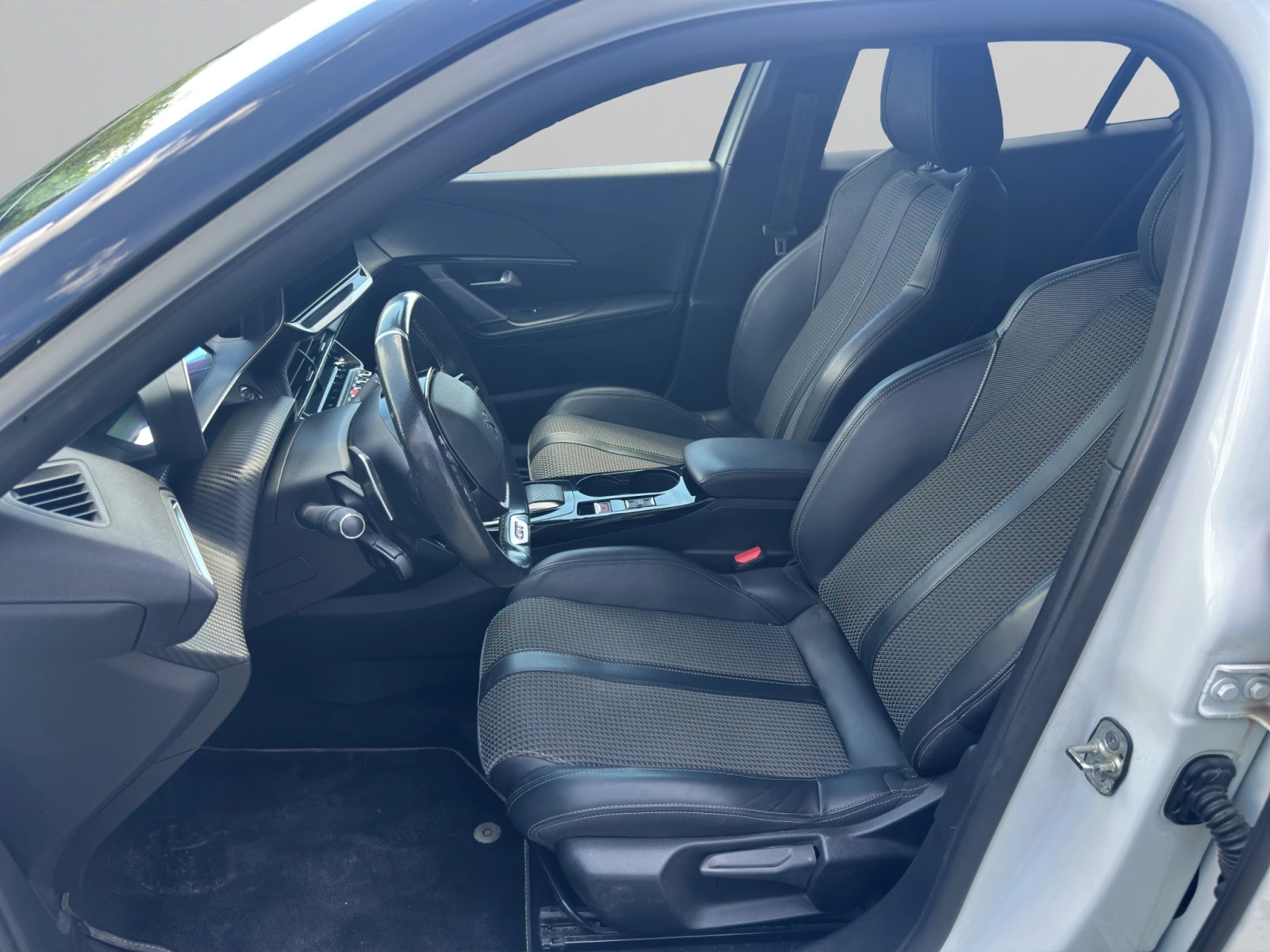 Peugeot 2008 GT 1.2 Puretech EAT8, снимка 9 - Автомобили и джипове - 54718809
