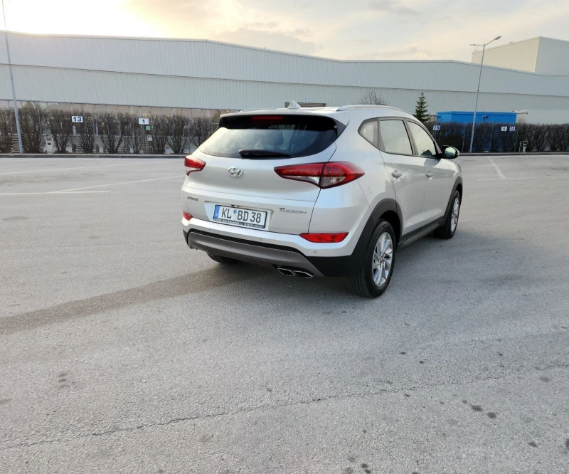 Hyundai Tucson 2.0 136кс Като Нова, снимка 2 - Автомобили и джипове - 49456270