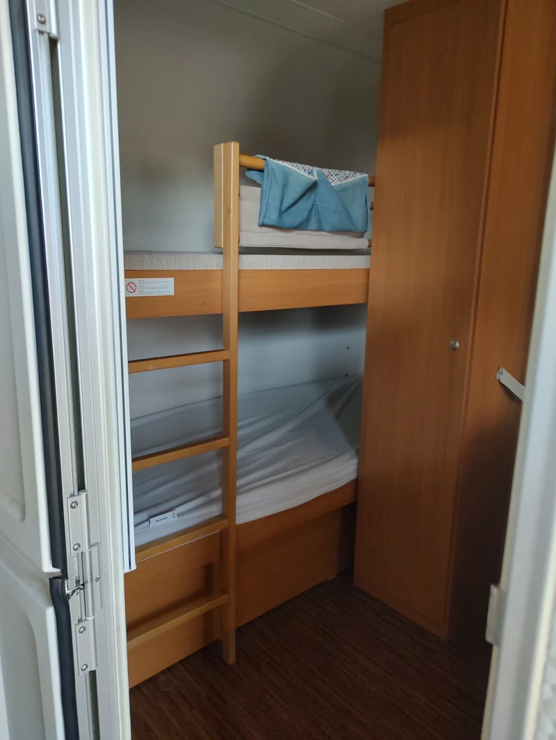 Каравана Burstner Premio, снимка 6 - Каравани и кемпери - 50008525