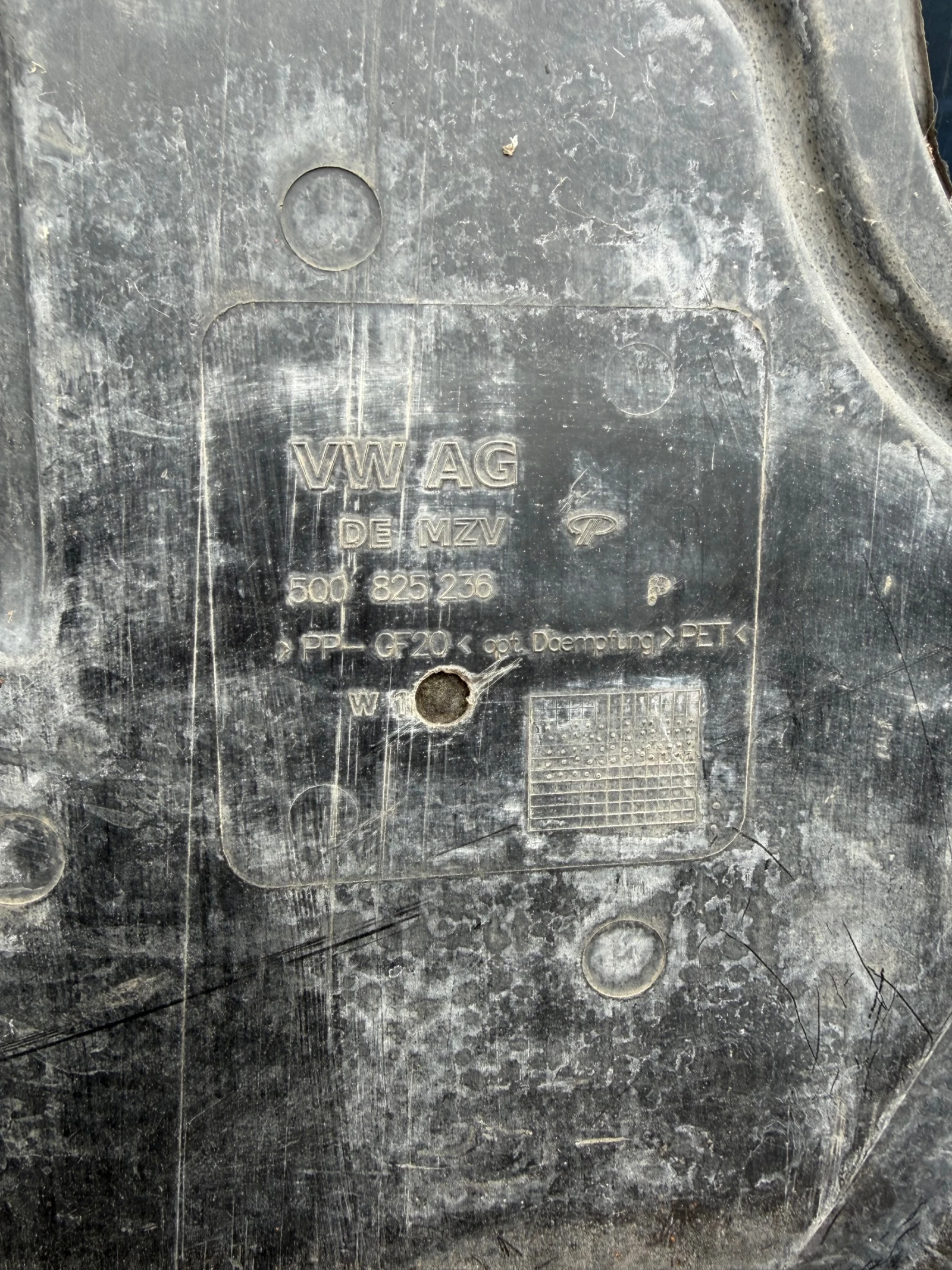 Vw Passat 2016г кора под мотора 5Q0 825 236, снимка 3 - Части - 53990877