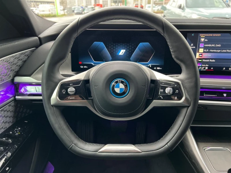 BMW i7 xDrive60/ ICONIC GLOW/ B&W/ HEAD UP/ 360/ PANO/, снимка 6 - Автомобили и джипове - 46854516