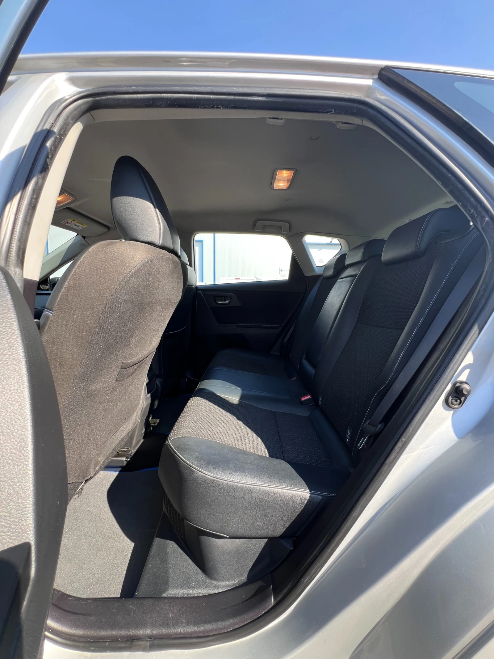 Toyota Auris 1.8* HYBRID* 1 СОБСТВЕНИК*  - изображение 10